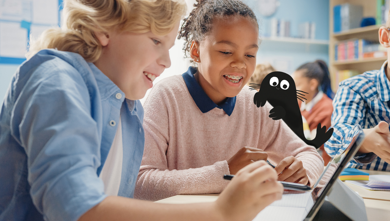 Kinder die gemeinsam an einem Tablet lernen